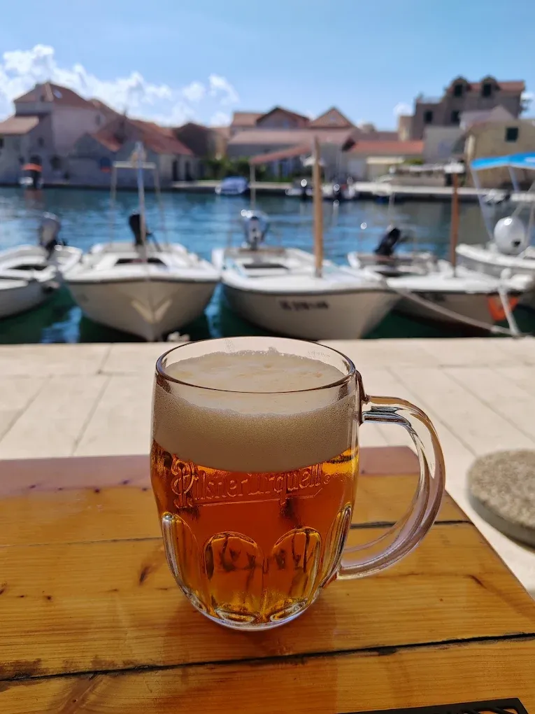 Pivo s pogledom na brodove u sućurajskoj luci